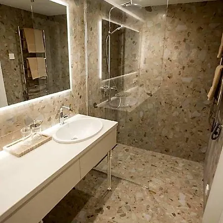 Hotel Loft: 27 Center Of 3*